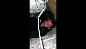 Eline kazmayı alan milletvekili enkazdan 3 çocuk babası vatandaşı kurtardı