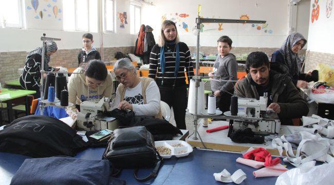 Konfeksiyon atölyesine çevrilen okul kantininde depremzedelere kıyafet diktiler