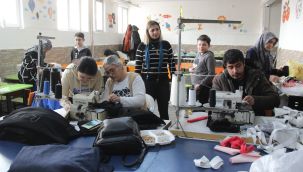 Konfeksiyon atölyesine çevrilen okul kantininde depremzedelere kıyafet diktiler