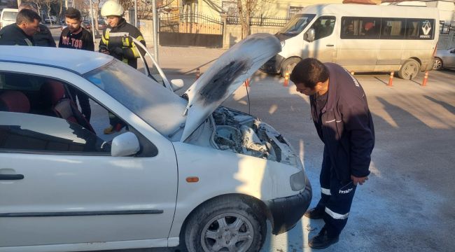 Otomobil seyir halindeyken yanmaya başladı 