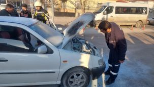 Otomobil seyir halindeyken yanmaya başladı 