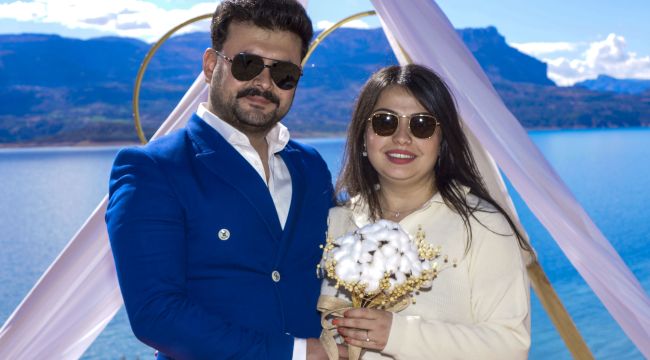 Deprem nedeniyle yapamadığı evlenme teklifini memleketinde yaptı