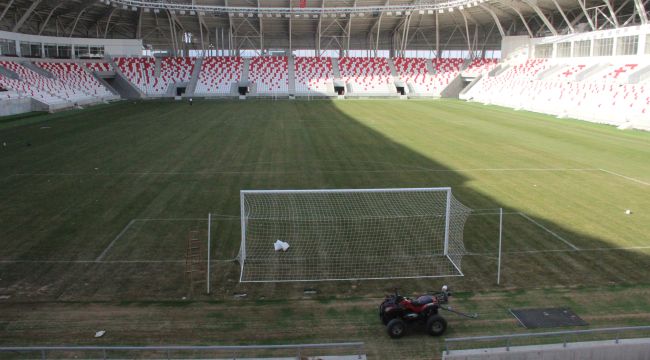 Karaman'ın yeni şehir stadyumunun kale direkleri takıldı, saha çizgileri de çizildi