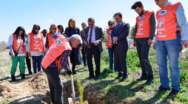 KMÜ'de depremde hayatını kaybeden öğrenciler anısına fidan dikildi