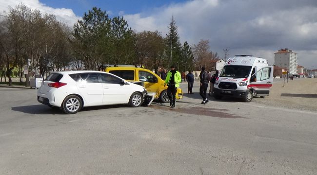 Otomobil ile ticari taksi çarpıştı: 1 yaralı