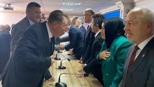 AK Parti'de bayramlaşma programına partililer yoğun ilgi gösterdi 