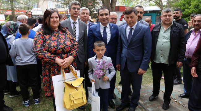 Başkan Kalaycı, belediye personeli ve vatandaşlarla bayramlaştı