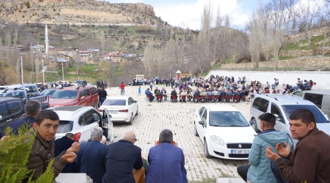 Depremde ölen öğretmen ve 2 çocuğu için köyünde mevlit okutuldu