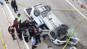 Hafif ticari araç alt geçide düştü: 2 ölü, 1 yaralı