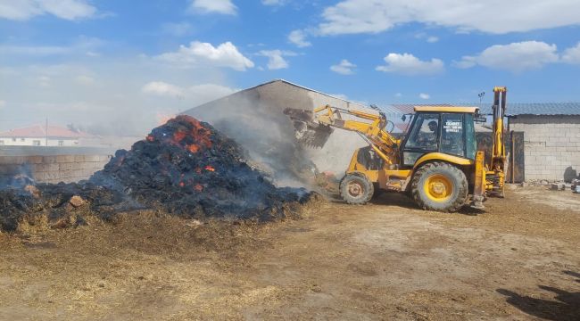 Karaman'da çıkan yangında saman balyaları kül oldu 