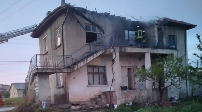 Karaman'da ev yangını yürekleri ağza getirdi 