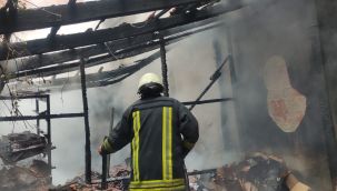 Karaman'da fırına ait depoda çıkan yangın korkuttu