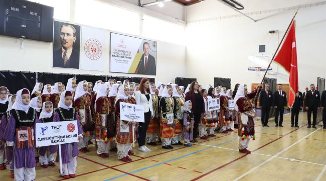 Karaman'da halk oyunları il birinciliği yarışması yapıldı