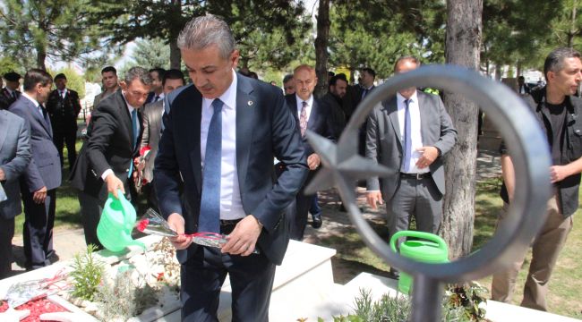Karaman'da il protokolü şehitliği ziyaret etti
