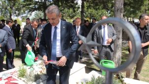 Karaman'da il protokolü şehitliği ziyaret etti