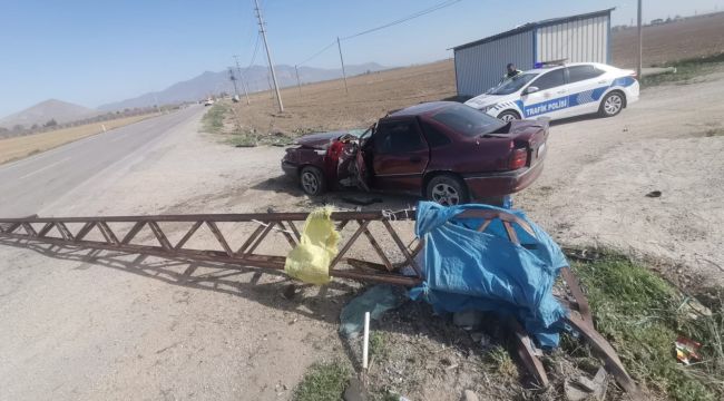 Kılbasan yolunda otomobil elektrik direğine çarptı: 1 yaralı