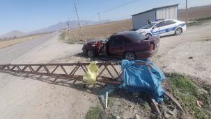 Kılbasan yolunda otomobil elektrik direğine çarptı: 1 yaralı