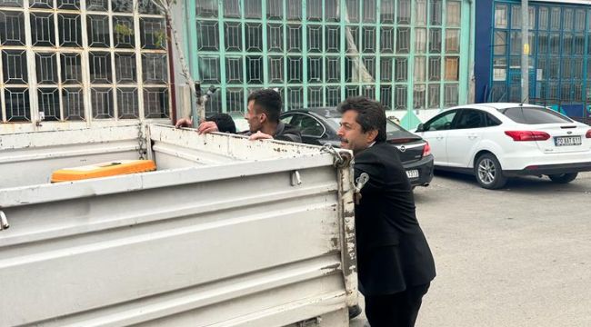Milletvekili adayı Osman Sağlam çalışmayan aracı ittirdi