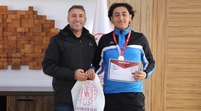 Şampiyon judocu mutluluğunu il müdürü ile paylaştı