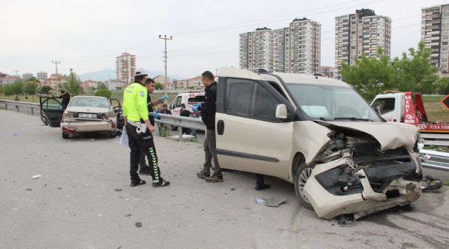 Karaman'da otomobil ile hafif ticari araç çarpıştı: 7 yaralı