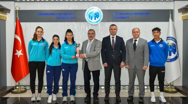 KMÜ, badminton takımı kupa ile döndü 