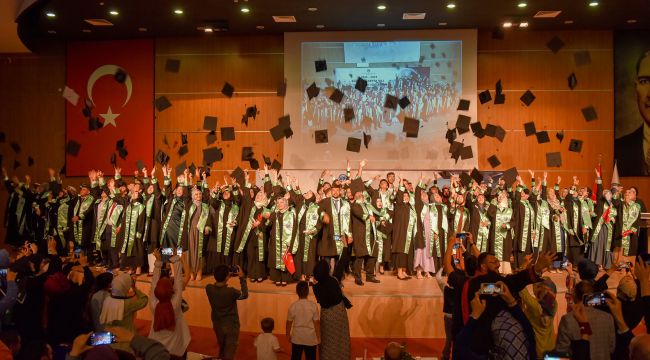 İslam İlimler Fakültesi öğrencilerinin mezuniyet heyecanı