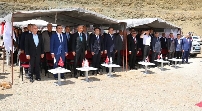Karaman'da hayatını kaybeden depremzedeler anısına baraja çelenk bırakıldı 