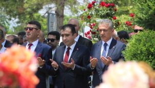 Karaman'da il protokolü, dua ederek şehit mezarlarına karanfil bıraktı 