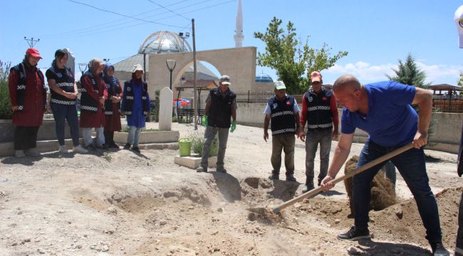 Kimsesiz yaşlı adamı, mezarlık görevlileri defnetti 