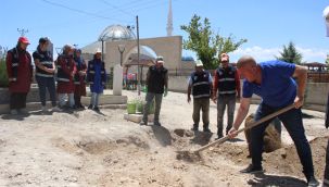 Kimsesiz yaşlı adamı, mezarlık görevlileri defnetti 