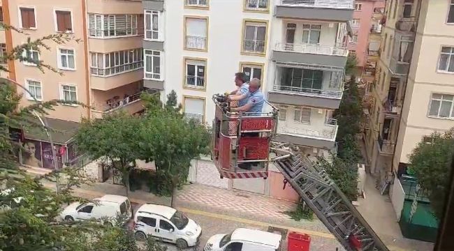 Balkona sıkışan güvercini itfaiye kurtardı 