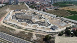 Belediye tarafından yapılan Şehir Parkı'nda çalışmalar devam ediyor 