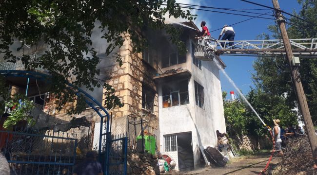 Karaman'da 2 katlı müstakil ev, çıkan yangında kullanılamaz hale geldi 