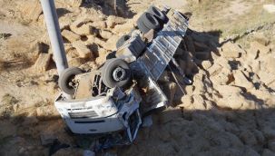 Uçuruma yuvarlanan kamyonun sürücüsü kurtarılamadı 