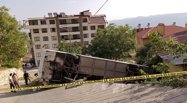Karaman'da yokuş çıkarken geri kayan tur otobüsü evin bahçesine devrildi: 30 yaralı 