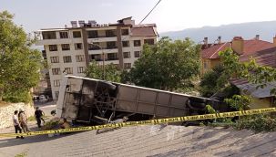 Karaman'da yokuş çıkarken geri kayan tur otobüsü evin bahçesine devrildi: 30 yaralı 