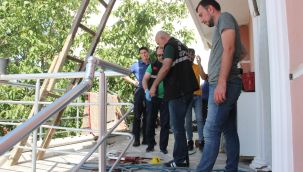 Karaman'da balkona düşen çatı ustası yaşam mücadelesi veriyor