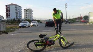 Bisikleti ile otomobile çarpan çocuk ölümden döndü 