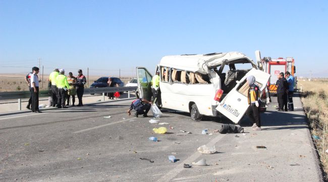 Devrilen köy minibüsünde can pazarı: 1 ölü, 10 yaralı 