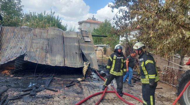 Evin aşenesi çıkan yangında kullanılamaz hale geldi 