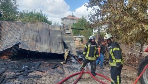 Evin aşenesi çıkan yangında kullanılamaz hale geldi 