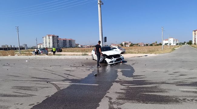 Karaman'da otomobiller çarpıştı: 2 yaralı 
