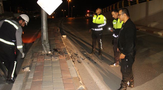Aydınlatma direğine çarpan motosiklet sürücüsü hayatını kaybetti 