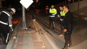 Aydınlatma direğine çarpan motosiklet sürücüsü hayatını kaybetti 