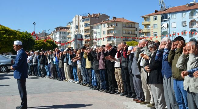 Hayatını kaybeden Filistinliler için gıyabi cenaze namazı kılındı 