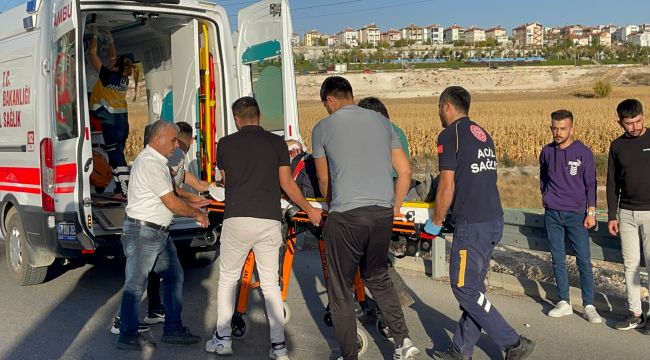 İnşaat kalıbı yüklü kamyonet devrildi: 2 yaralı 