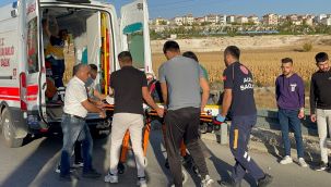 İnşaat kalıbı yüklü kamyonet devrildi: 2 yaralı 