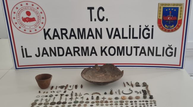 Karaman'da jandarmanın durdurduğu araçtan çok sayıda tarihi eser çıktı 