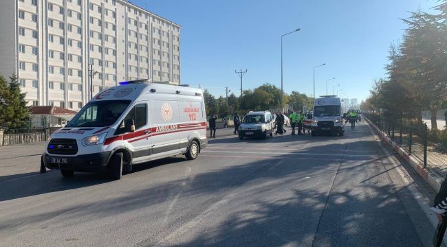 Motosiklet yaya geçidinde kazaya karıştı: 2 yaralı 
