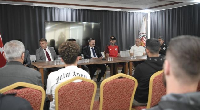 Vali Sarıibrahim'den futbolculara moral ziyareti 